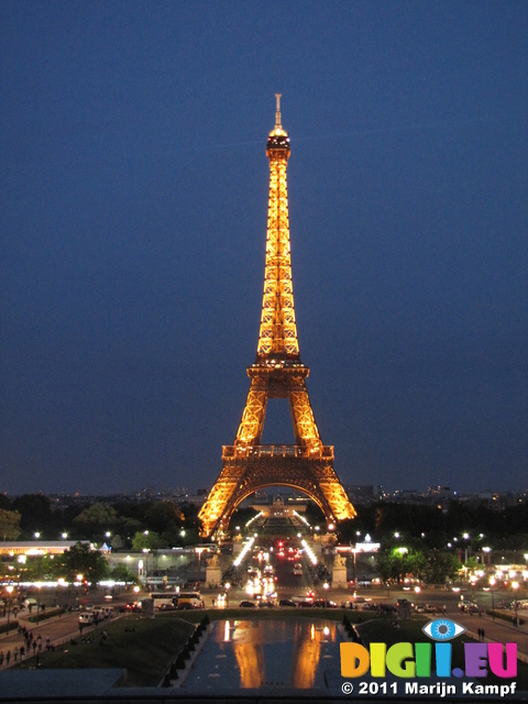 SX18712 Lit up Eiffel tower at dusk